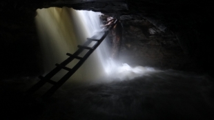 Imagen cavernas con cascada interna